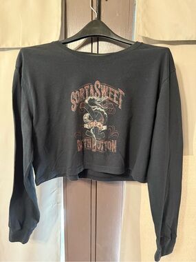 Wrangler Black Cropped Long-Sleeve Graphic Tee with Red Accent